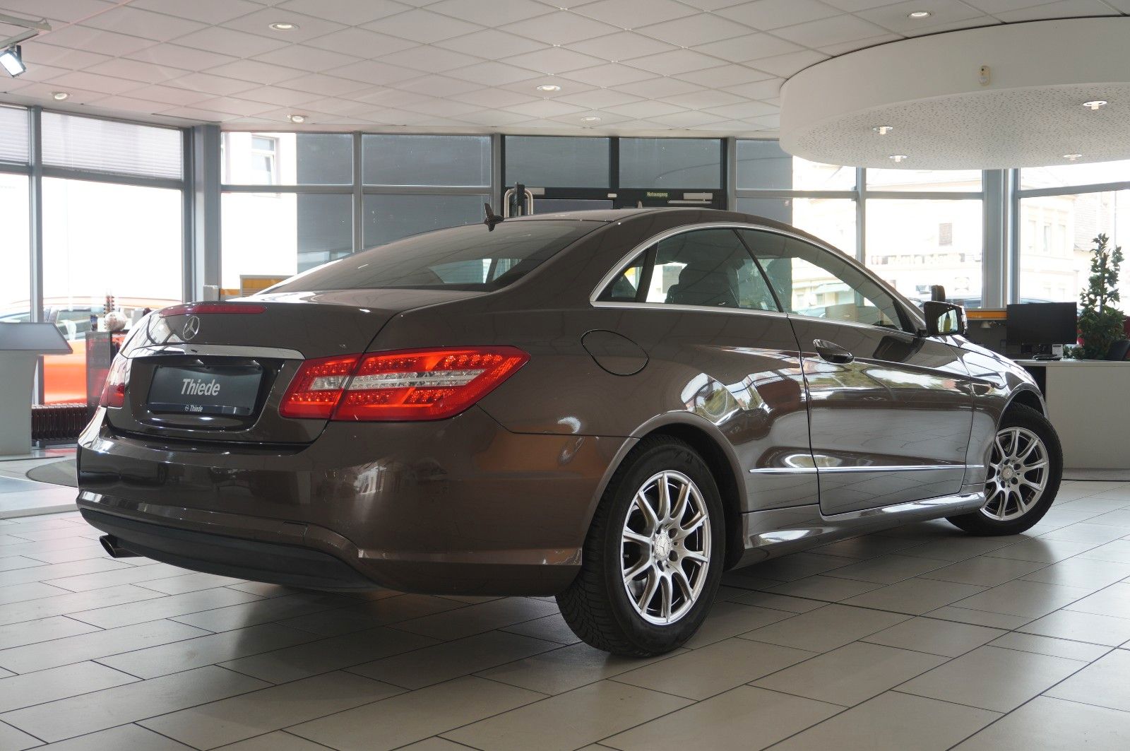Fahrzeugabbildung Mercedes-Benz E 200 COUPE AVAMTGRADE NAVI/SHZ/SPORT/PDC/TEMP.