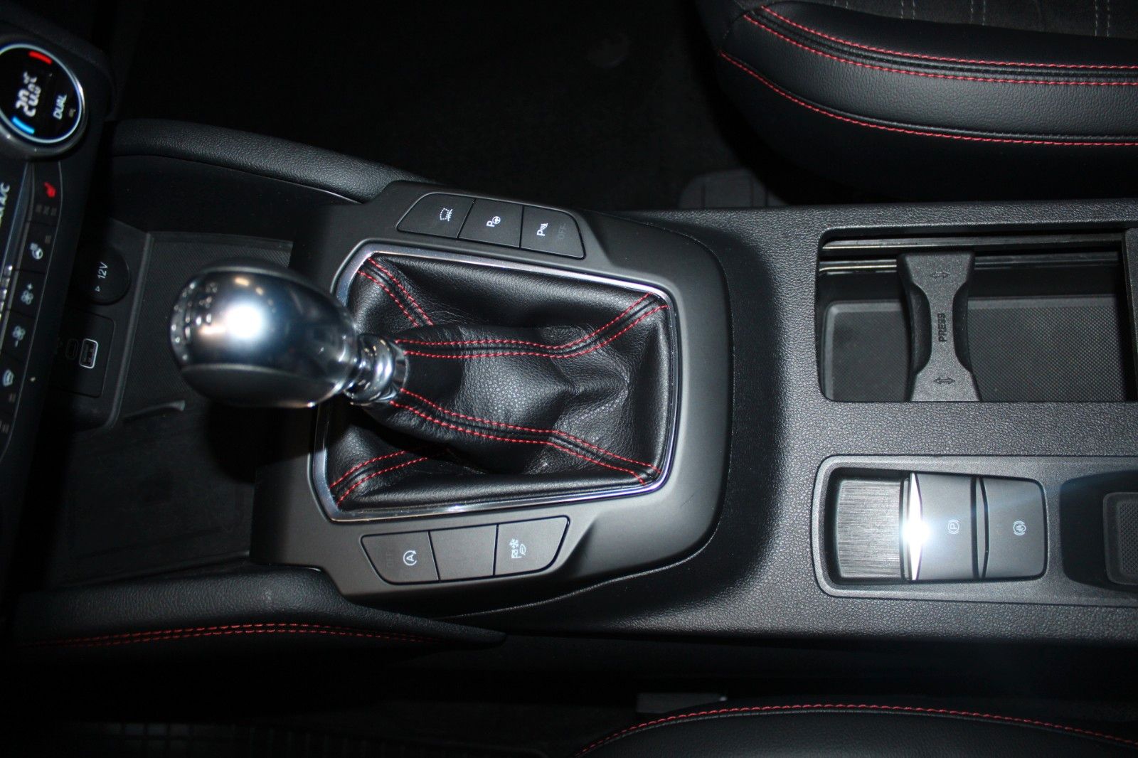Fahrzeugabbildung Ford Kuga ST-Line X LED AHK Winter Technologie Paket