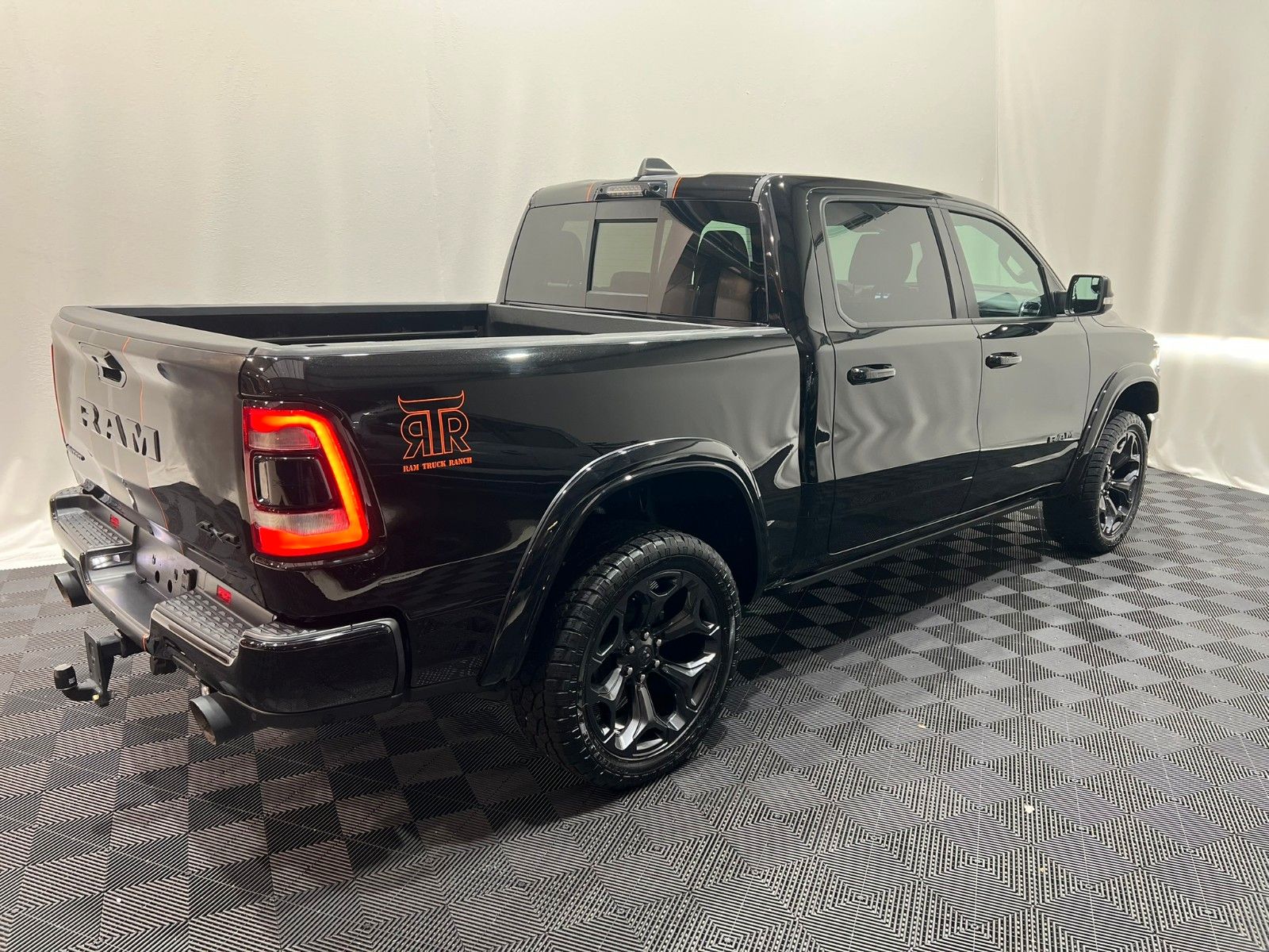 Fahrzeugabbildung Dodge RAM  1500 LIMITED NIGHT CREW CAB 4X4 *RTR UMBAU*