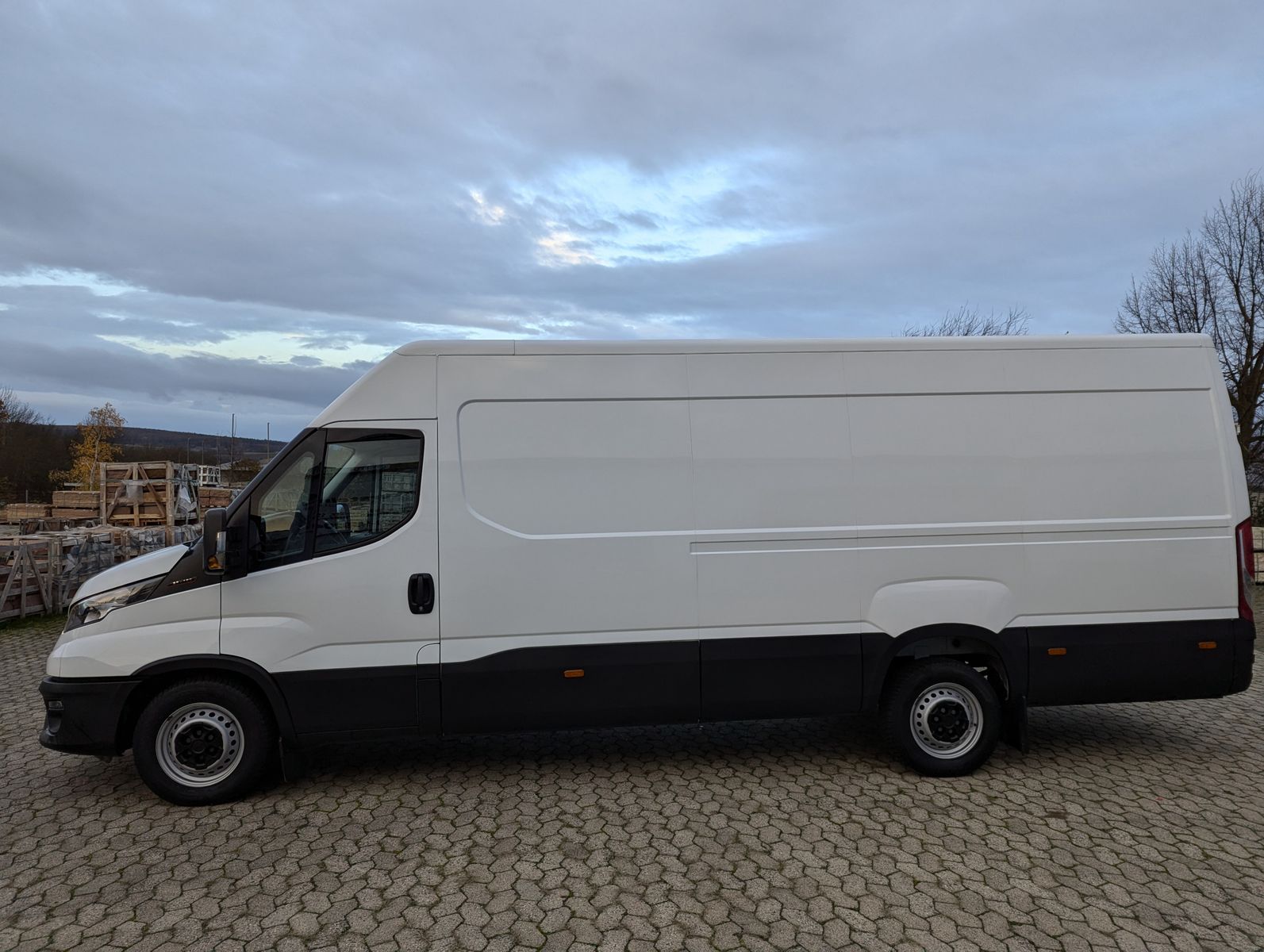 Fahrzeugabbildung Iveco Daily 35S18V4100L 3.0L Dach/Holzboden Kamera Kli