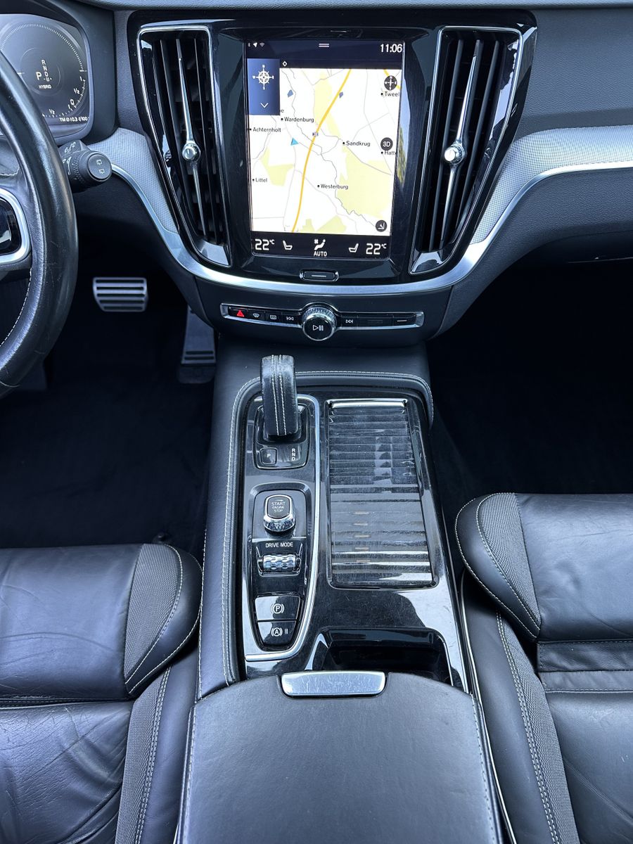 Fahrzeugabbildung Volvo V60 T8 AWD Twin Engine R-Design NAV+LED+AHK+360°