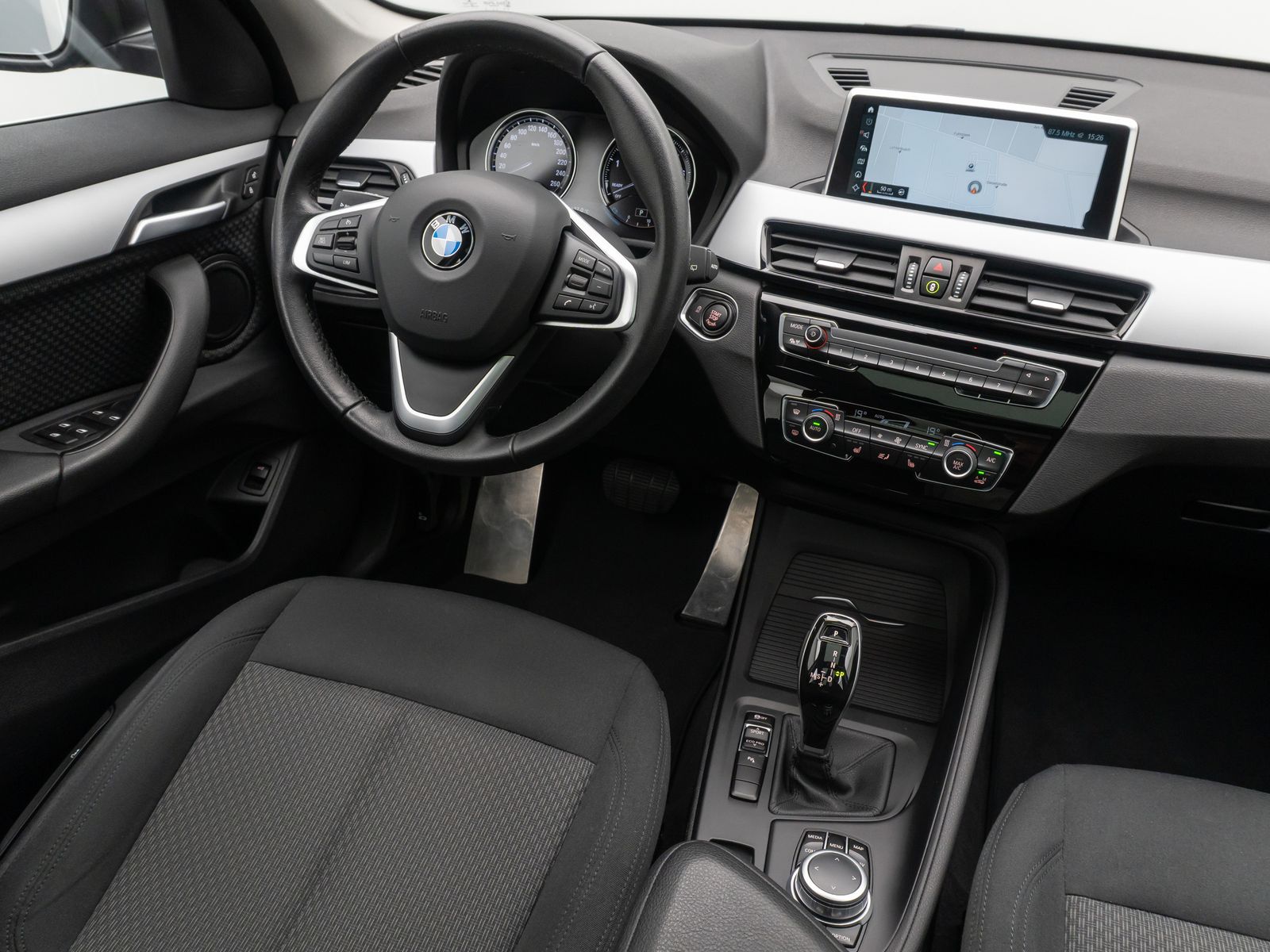 Fahrzeugabbildung BMW X1 sD20i ParkAs LED Navi GeschwReg Panorama DAB