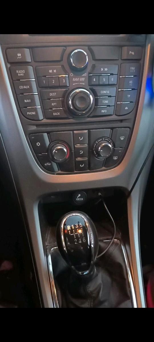 Opel Astra 2012 — photo 11