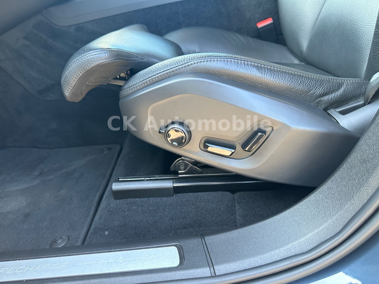 Fahrzeugabbildung Volvo XC60 T6 Plus Bright Recharge AWD/Navi/Pano/AHK