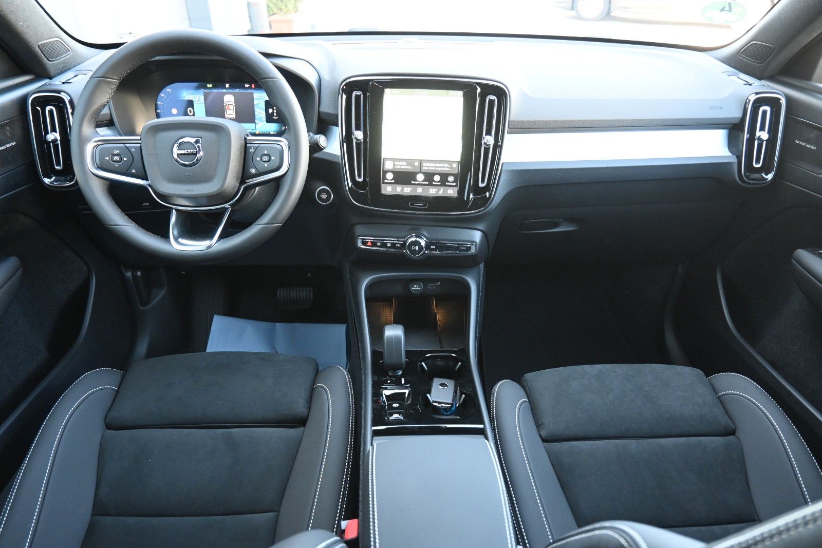 Fahrzeugabbildung Volvo XC40 B4 DKG Plus Dark*STDHZG*360*Pixel*ACC