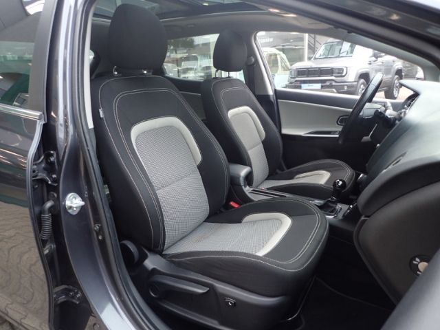 Fahrzeugabbildung Kia Ceed Spirit El. Panodach Navi Xenon Kurvenlicht