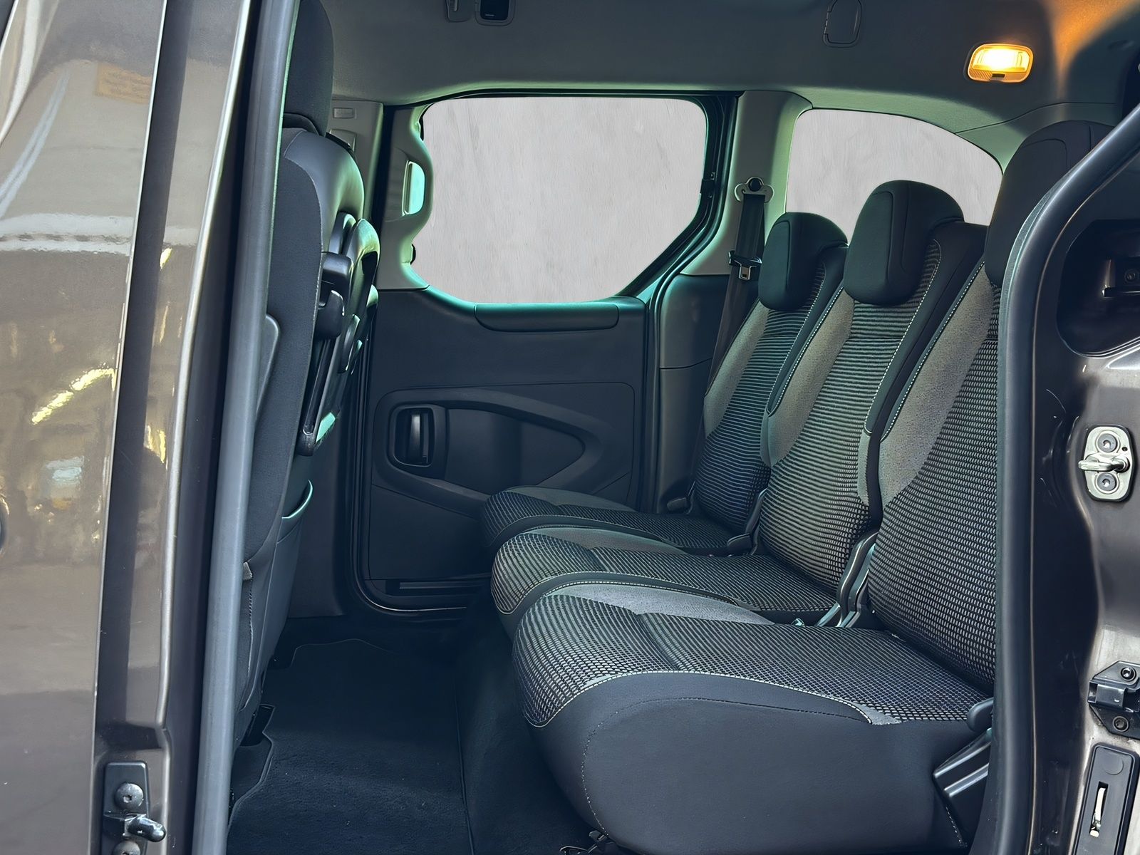 Fahrzeugabbildung Peugeot Partner Tepee Allure 1.2 Pure Tech Klimaaut.Temp