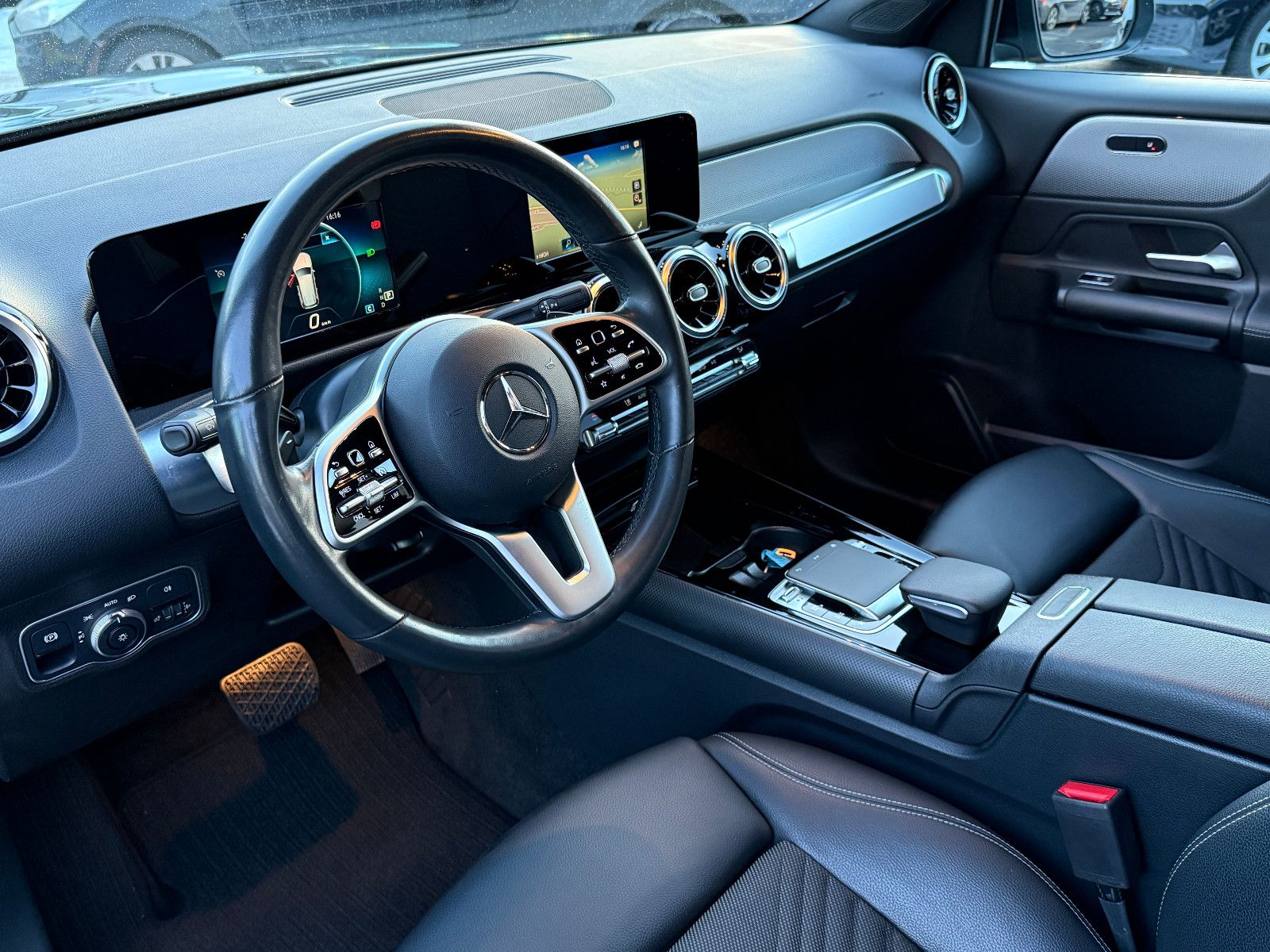 Fahrzeugabbildung Mercedes-Benz GLB 220d 4Matic Aut AHK DAB Navi Memory SHZ PDC