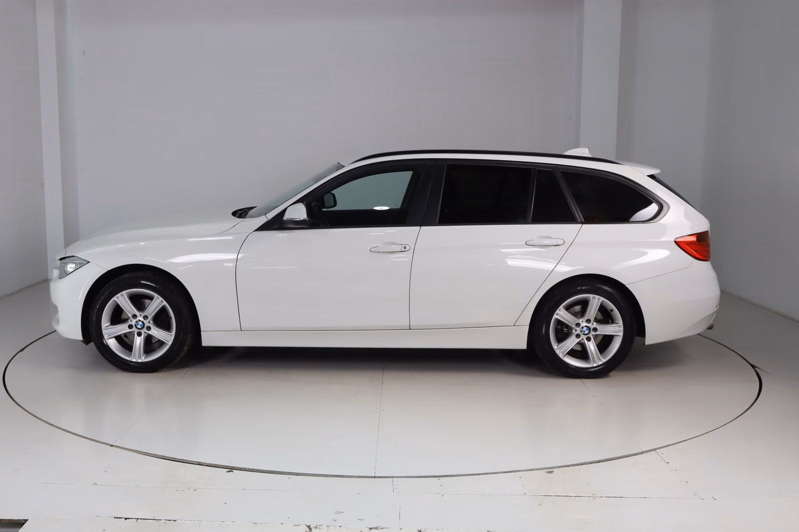 BMW 320 i Touring xDrive * Bi- Xenon * Navi
