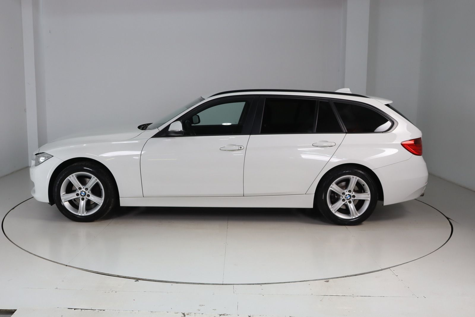 Fahrzeugabbildung BMW 320 i Touring xDrive * Bi- Xenon * Navi