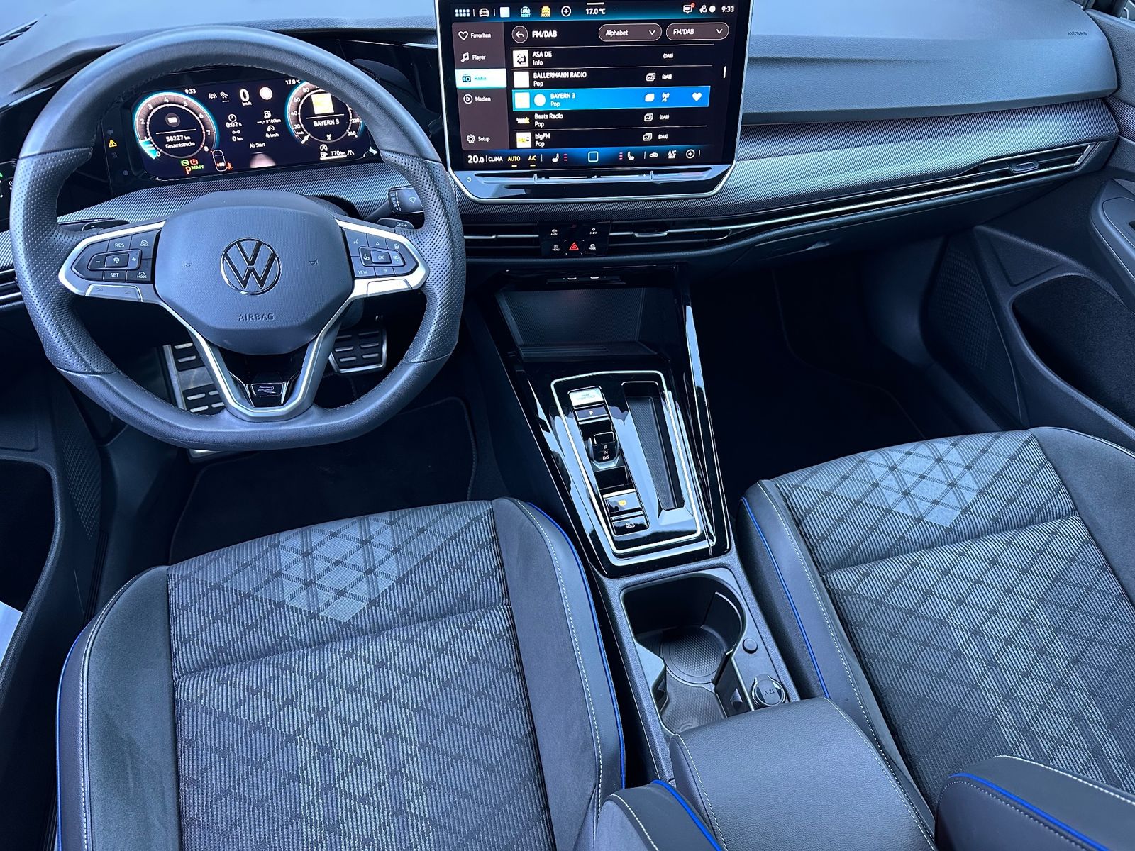 Fahrzeugabbildung Volkswagen Golf 1.5 eTSI R-Line LED+KAM+SHZ+KEYLESS+17ZOLL