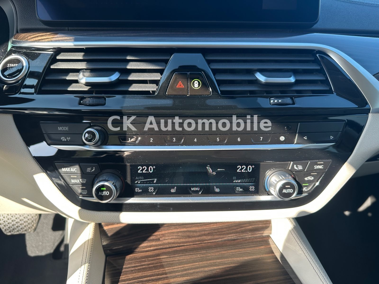 Fahrzeugabbildung BMW 530e xDrive Touring Luxury Line/Pano/LED/Kam/AHK