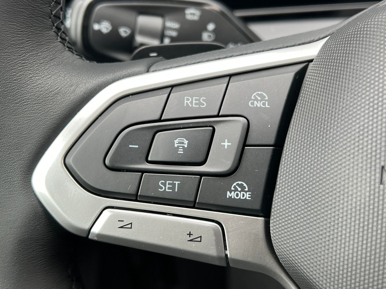 Fahrzeugabbildung Volkswagen Tiguan Elegance 2.0 TDI DSG *AHK, IQ.Light, 18'-