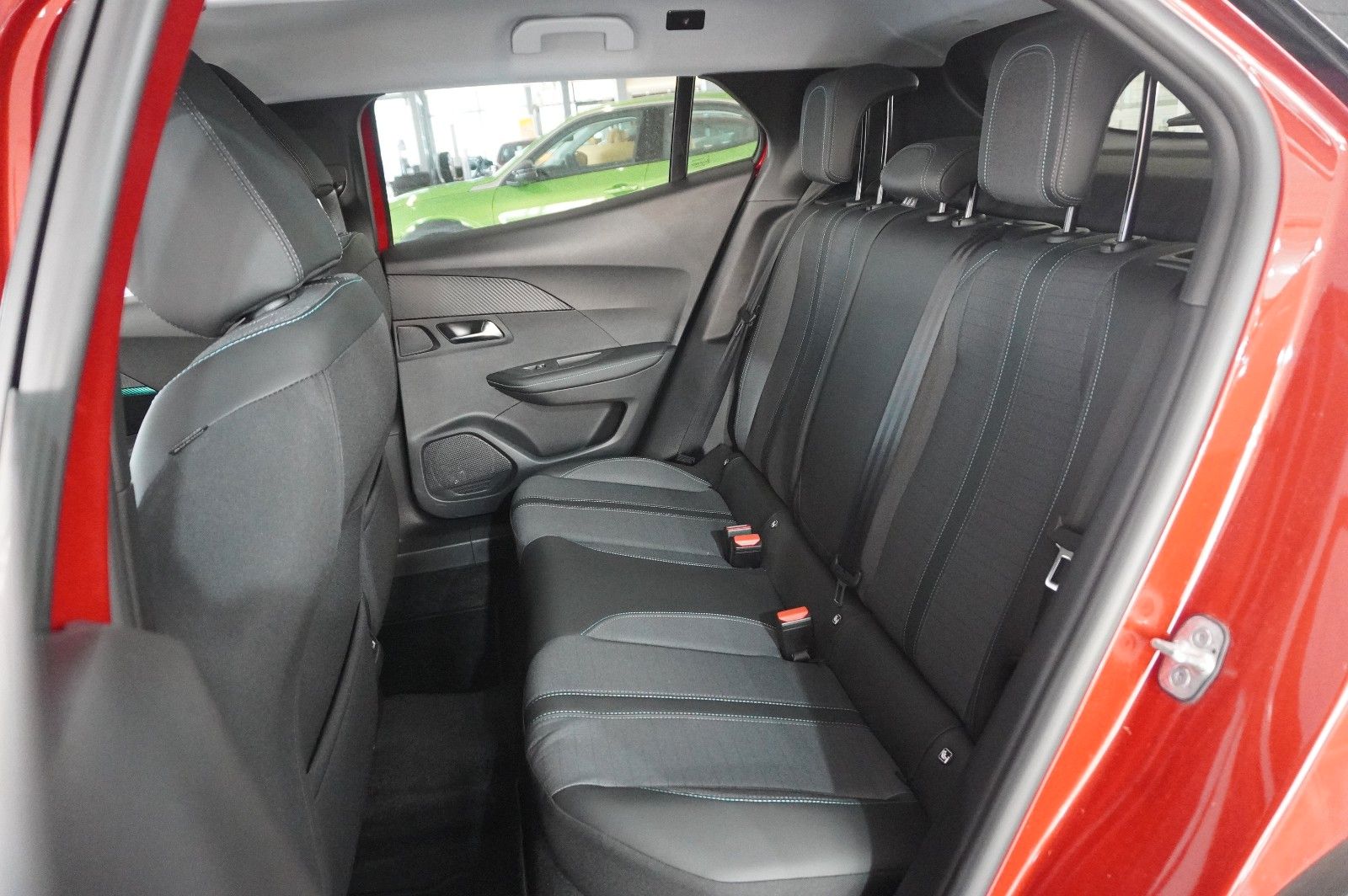 Fahrzeugabbildung Peugeot 2008 1.2T ALLURE AT NAVI/LED/KAMERA/SHZ/VIRT.