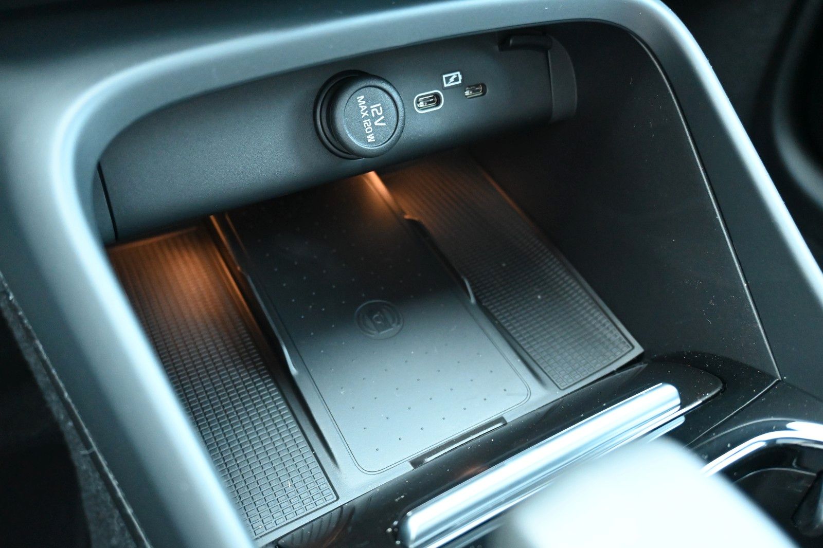 Fahrzeugabbildung Volvo XC40 B4 DKG Plus Black Edition*FSHZG*360*ACC*AHK