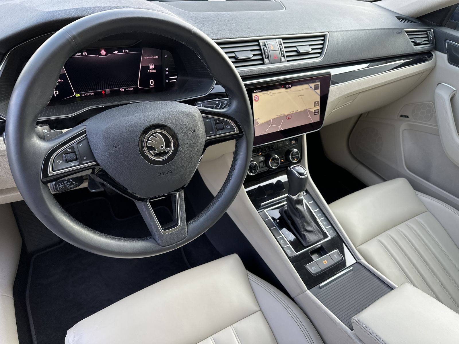 Fahrzeugabbildung SKODA Superb Combi 1.5 TSI DSG L&K NAV+LED+VCOCK+ACC