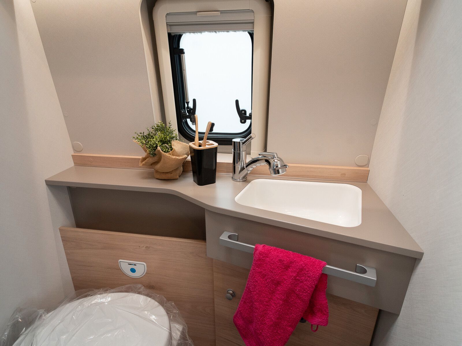 Fahrzeugabbildung Dethleffs Globetrail 600 DK Fiat Heckauszug/Rahmenfenster