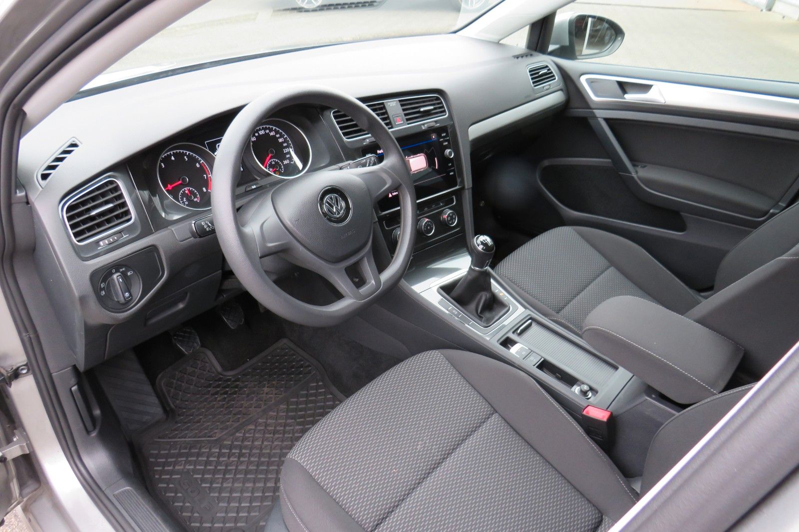 Fahrzeugabbildung Volkswagen Golf VII LIM. SITZH. TELVOR 8-FACH 4T. PDC 1.HD