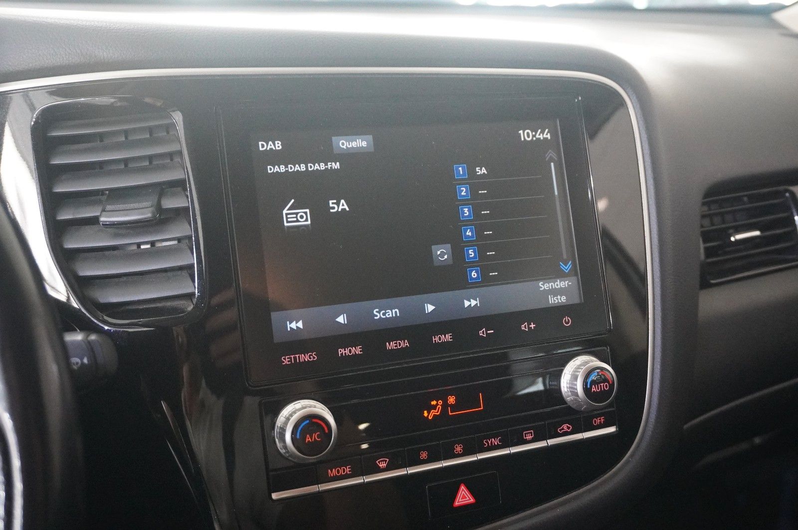 Fahrzeugabbildung Mitsubishi Outlander 2.4 PHEV 4WD NAVI/LED/KAMERA/DAB/AHK