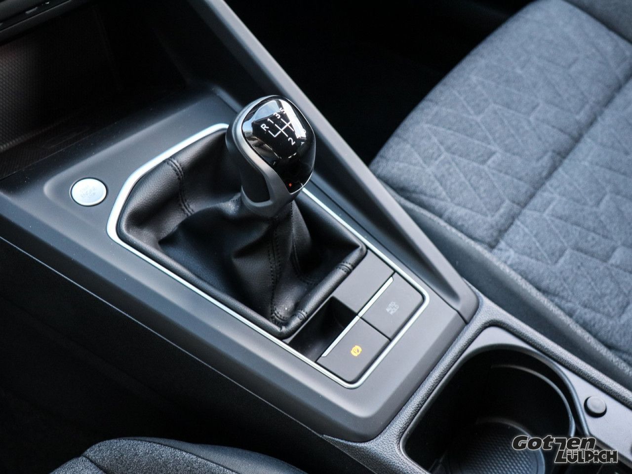 Fahrzeugabbildung Volkswagen Golf VIII Move1,5 TSI Navi ACC AHK Light Assist