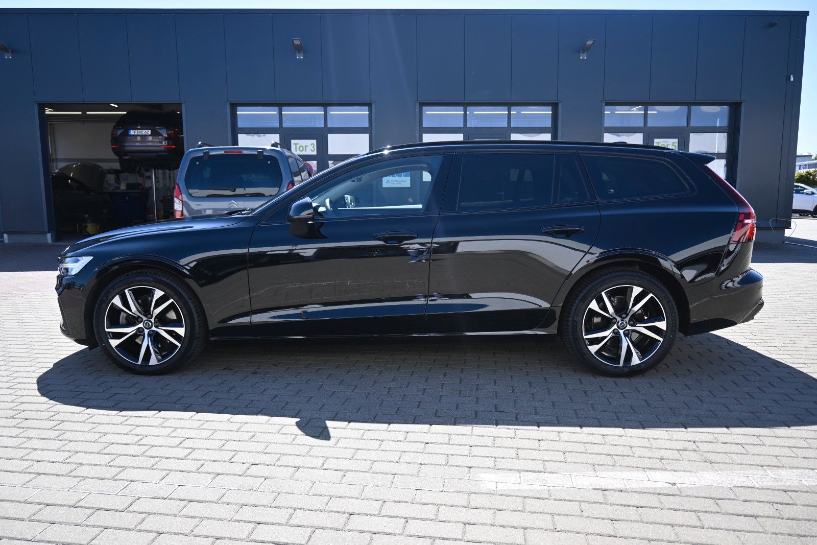 Fahrzeugabbildung Volvo V60 B4 DKG Plus Dark*HuD*PANO*360°*ACC