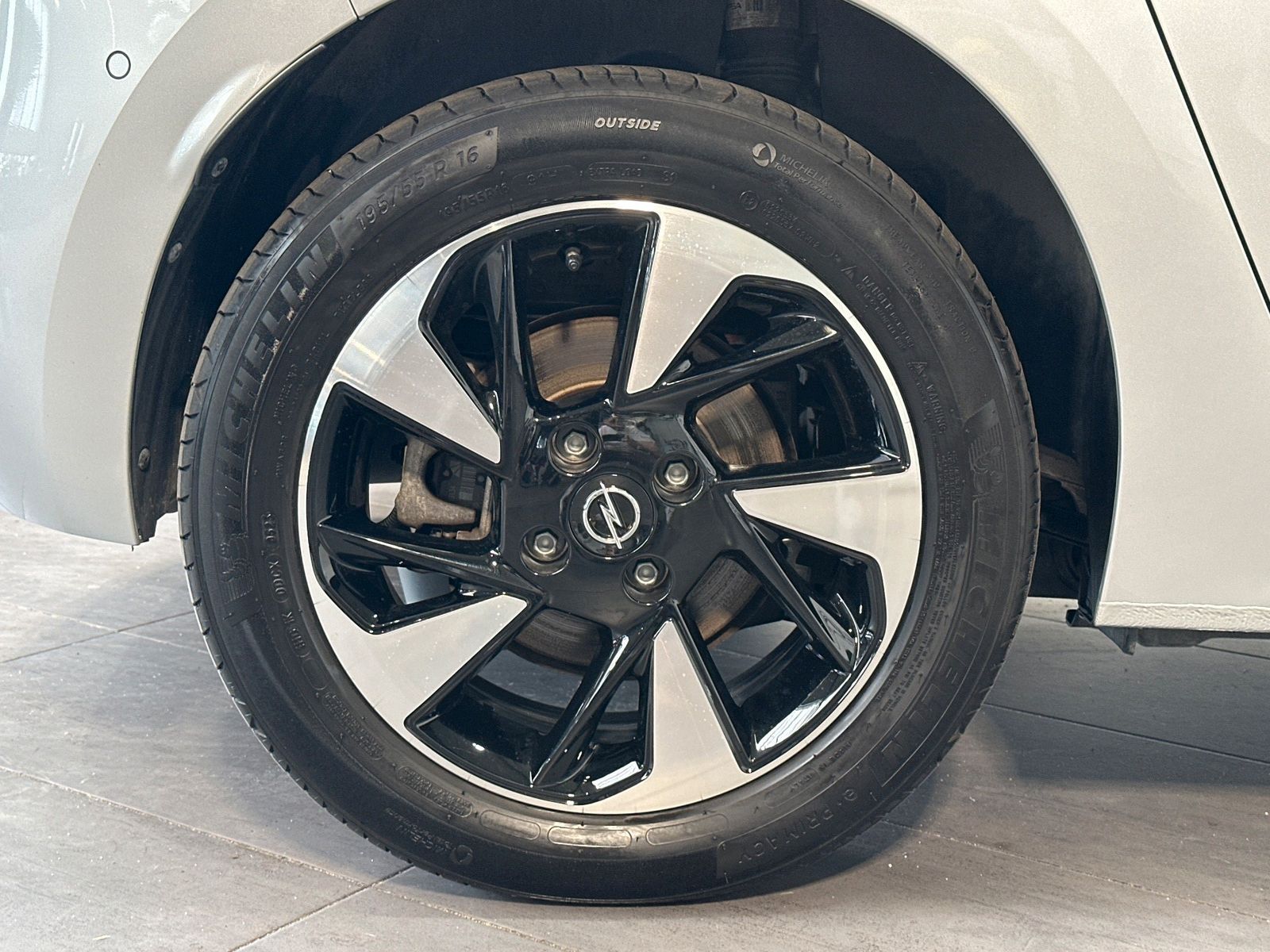 Fahrzeugabbildung Opel Corsa e Elegance NAV+LED+KAMERA+SHZ+VCOCK+TOTW