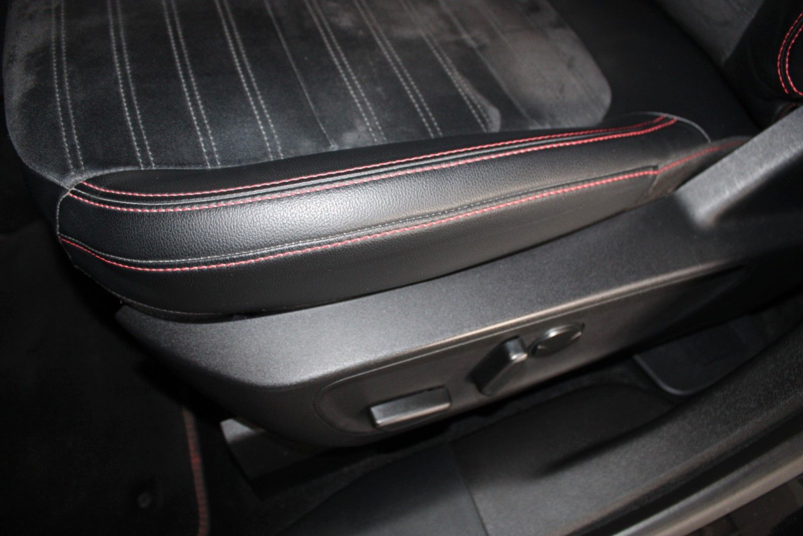 Fahrzeugabbildung Ford Kuga PHEV ST-Line X LED HUD 2xCam ACC WinterPak.