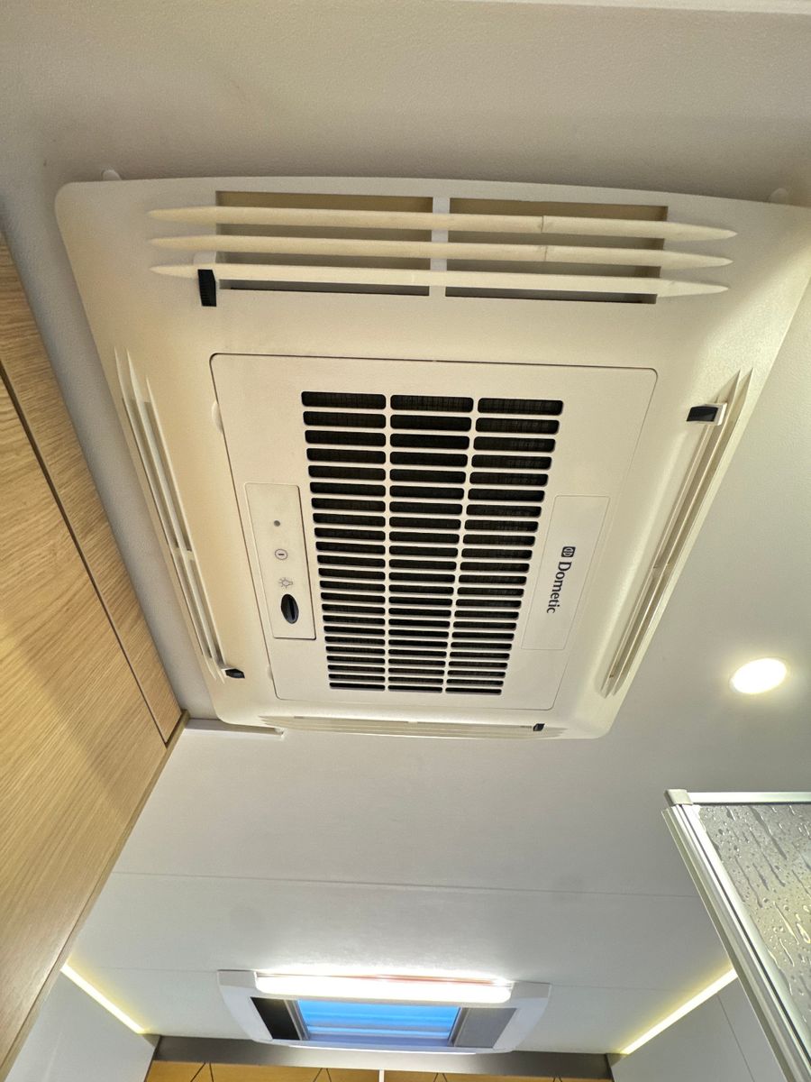 Fahrzeugabbildung LMC TOURER LIFT H 730 G DACHKLIMA SAT SKYROOF HUBBET