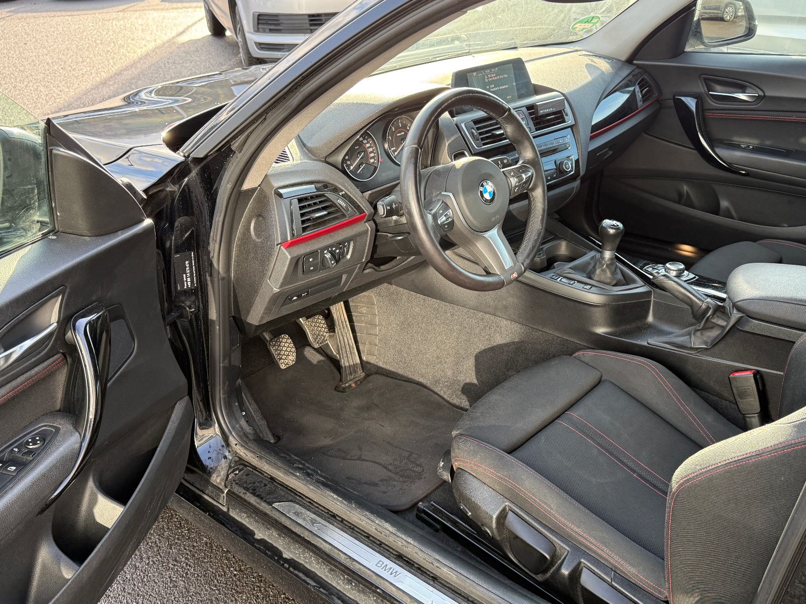 Fahrzeugabbildung BMW 118d xDrive Sport-Line Navi HiFi PDC GRA SHZ