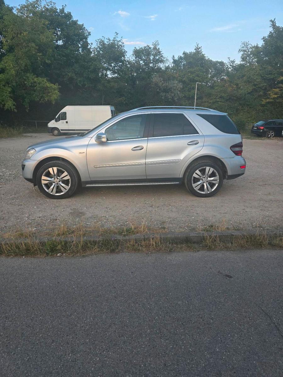 Mercedes-Benz ML300 2011 — engine 203 HP (149kW)