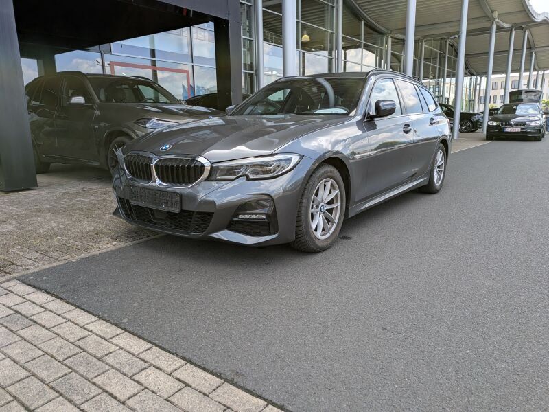 BMW 320i Tour. M Sport Laser. Glasdach. Park.Ass. foto 2