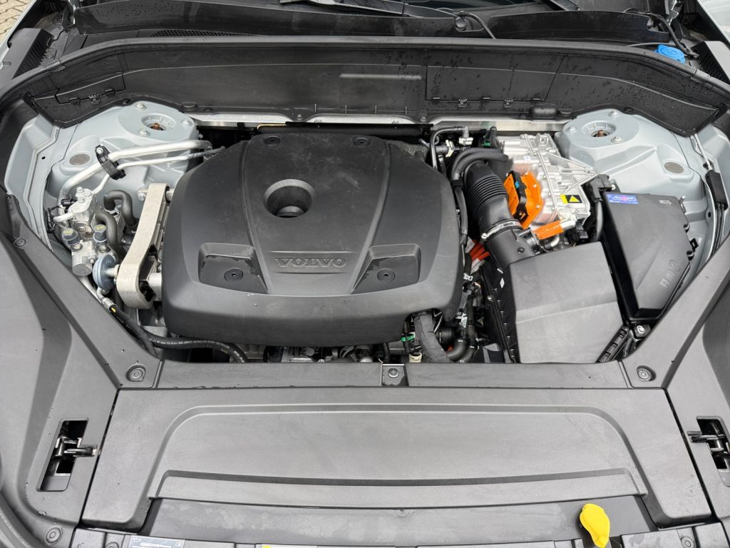 VOLVO XC90 T8 AWD Plug-in Hybrid Plus Dark AHK semi el VOLVO XC90 T8 AWD Plug-in Hybrid Plus Dark AHK semi el