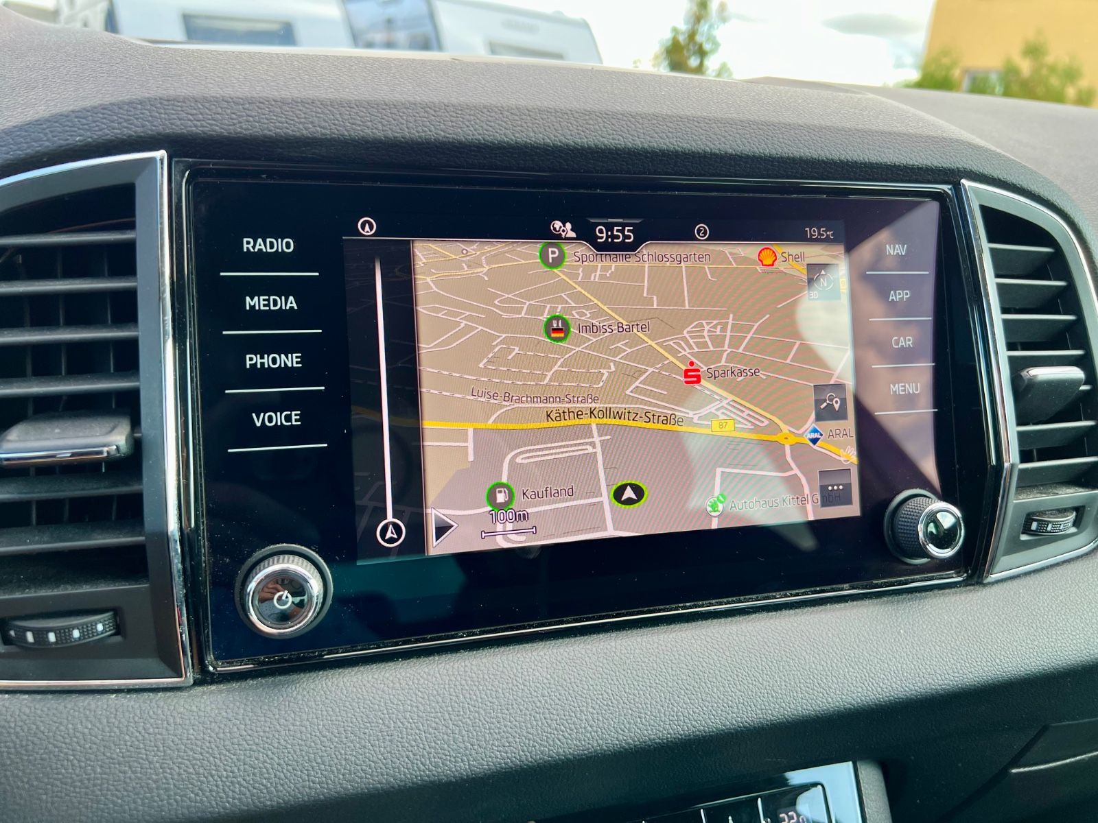 SKODA Karoq 1.5 TSI Style KLIMAAUT NAVI SHZ PDC CARPLA