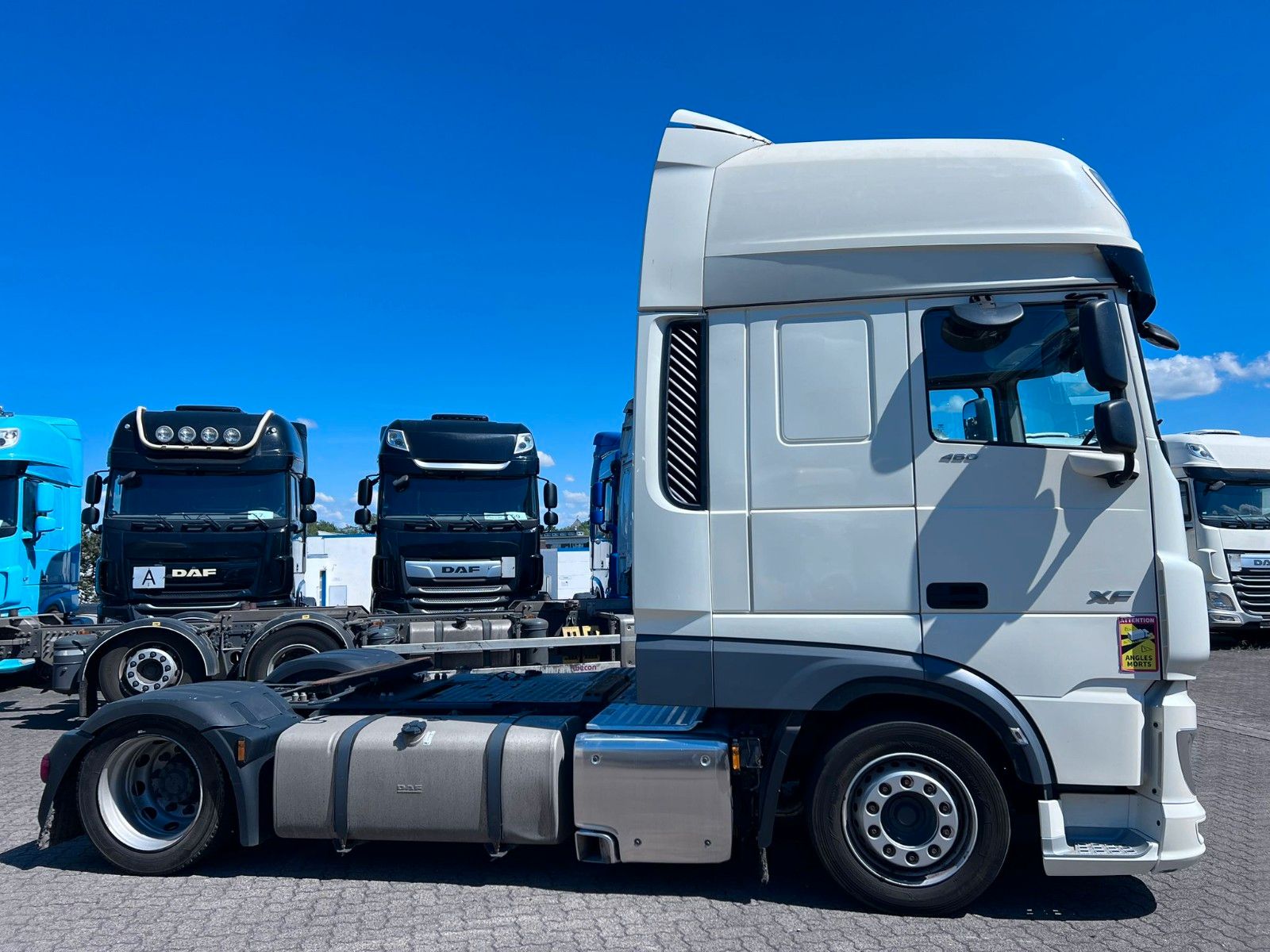Fahrzeugabbildung DAF XF 480 FT, Low Deck