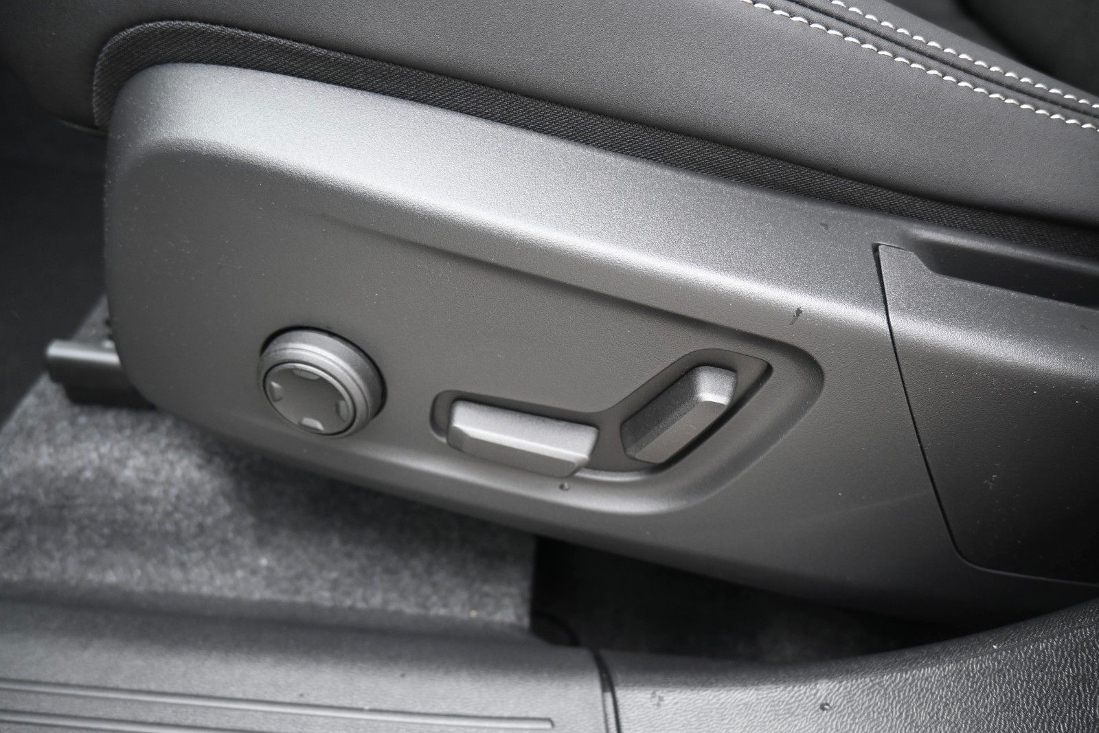 Fahrzeugabbildung Volvo XC40 B4 DKG Plus Black Edition*FSHZG*H&K*ACC*AHK