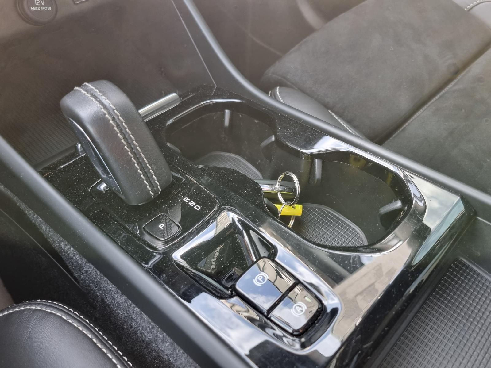 Fahrzeugabbildung Volvo XC40 T4 Recharge R-Design 'AHK, Panoramadach'