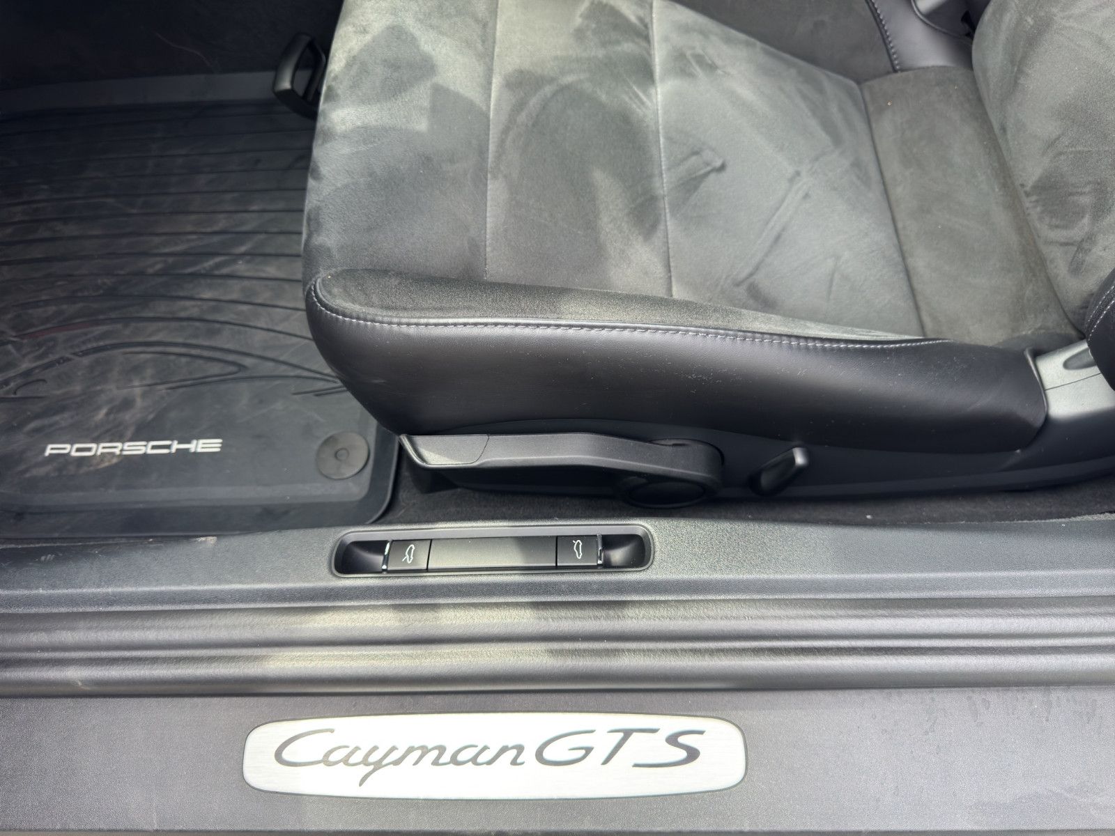 Fahrzeugabbildung Porsche 718 Cayman GTS 4.0/SportAGA/Bose/Carplay/Rkü