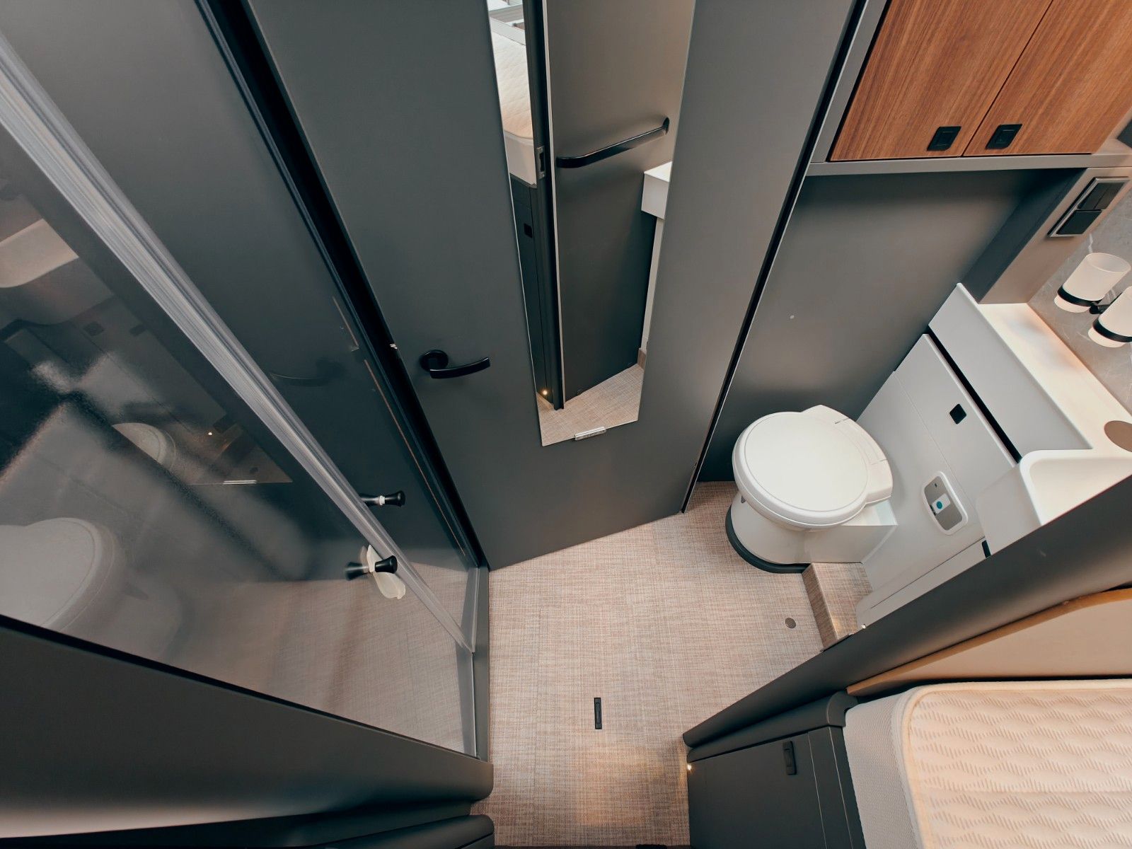 Fahrzeugabbildung HYMER / ERIBA / HYMERCAR B-KLASSE MC T 680 X - PTS SELENITGRAU MAGNO