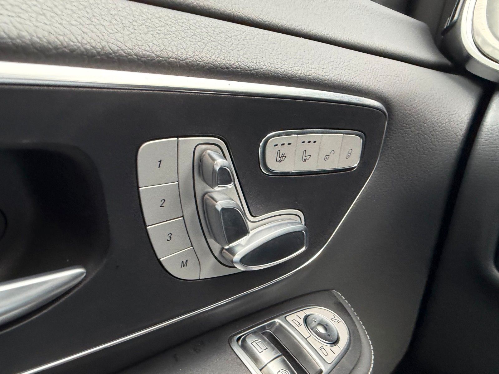 Fahrzeugabbildung Mercedes-Benz V 300 d 4MATIC EXCLUSIVE Luxus-Sitze AHK2,5to