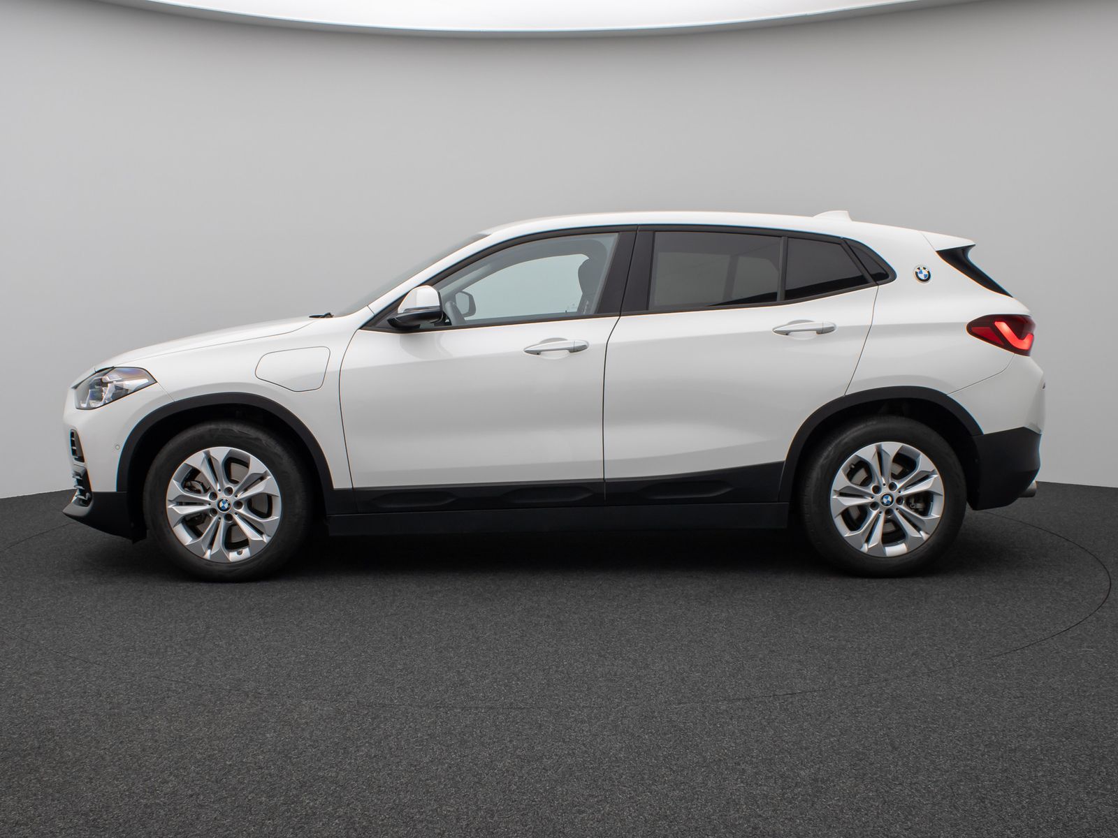 Fahrzeugabbildung BMW X2 xD25e Kamera HUD DAB HiFi Navi+Komfort Alarm