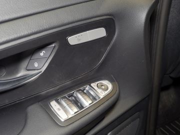Mercedes V 220 - 12