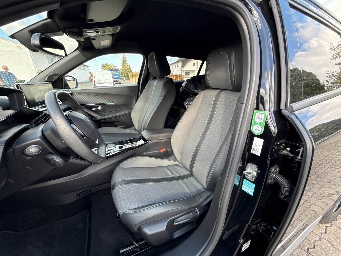 Fahrzeugabbildung Peugeot 2008 e- Allure Pack NAVI KAMERA 8-FACH SITZH. 1H
