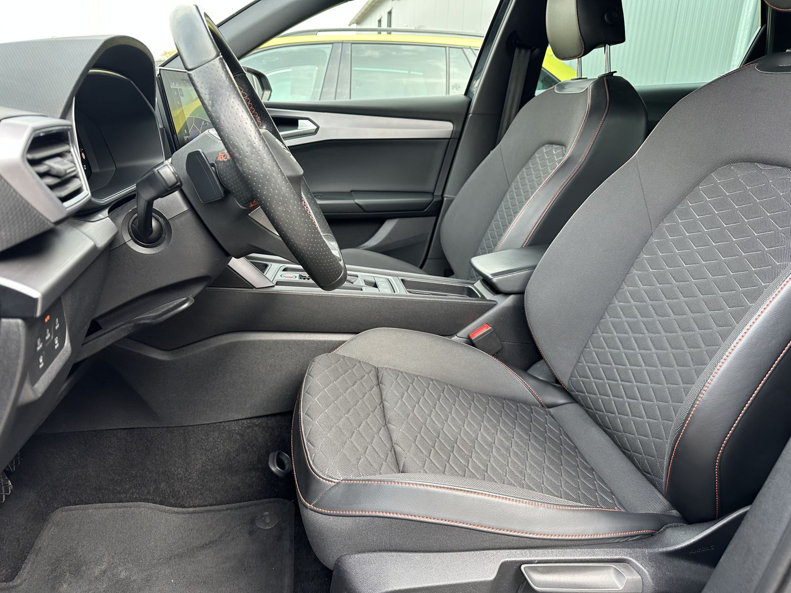 Fahrzeugabbildung SEAT Leon SpT FR e-Hybrid NAV+LED+AHK+18ZOLL+KESSY+VC