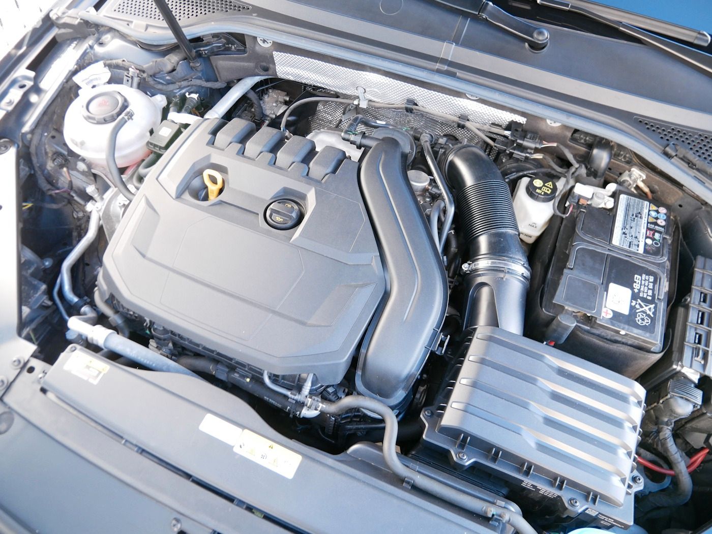 Fahrzeugabbildung Volkswagen Passat Variant 1.5 R-Line DSG AHK Kamera ACC LED