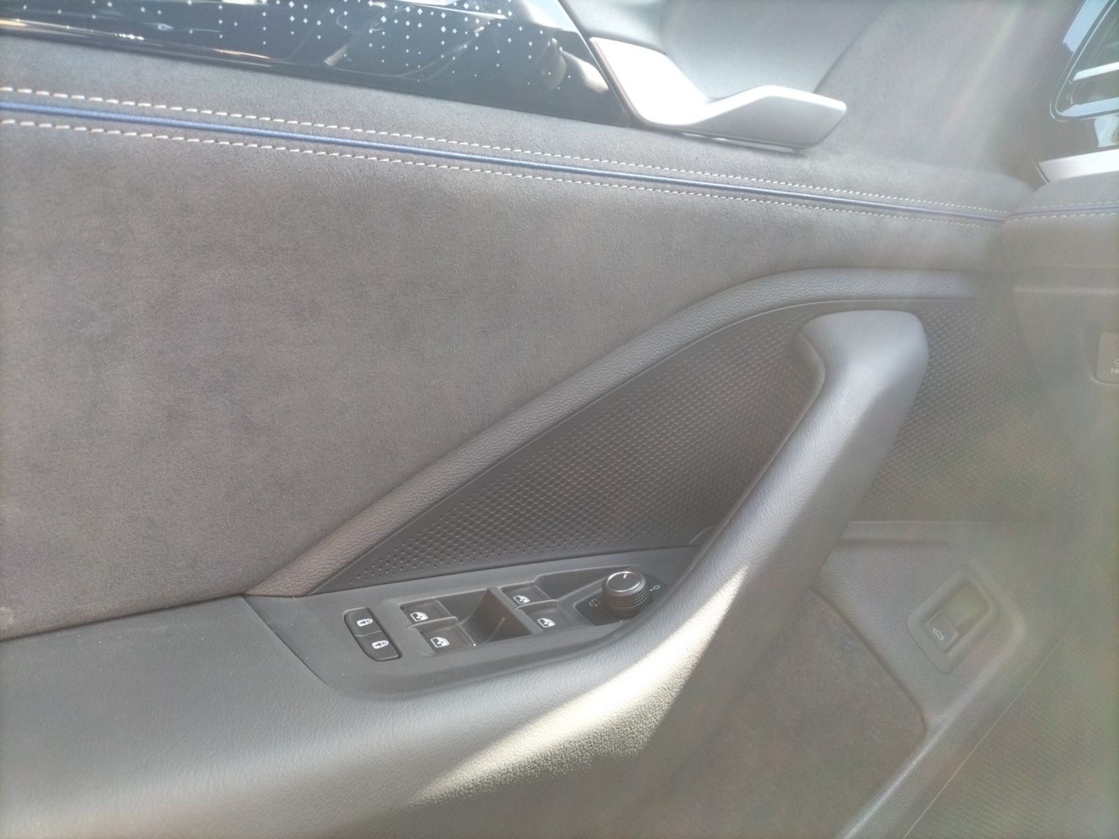 Fahrzeugabbildung Volkswagen Passat TDI DSG R-Line Black Style MATRIX ACC DCC