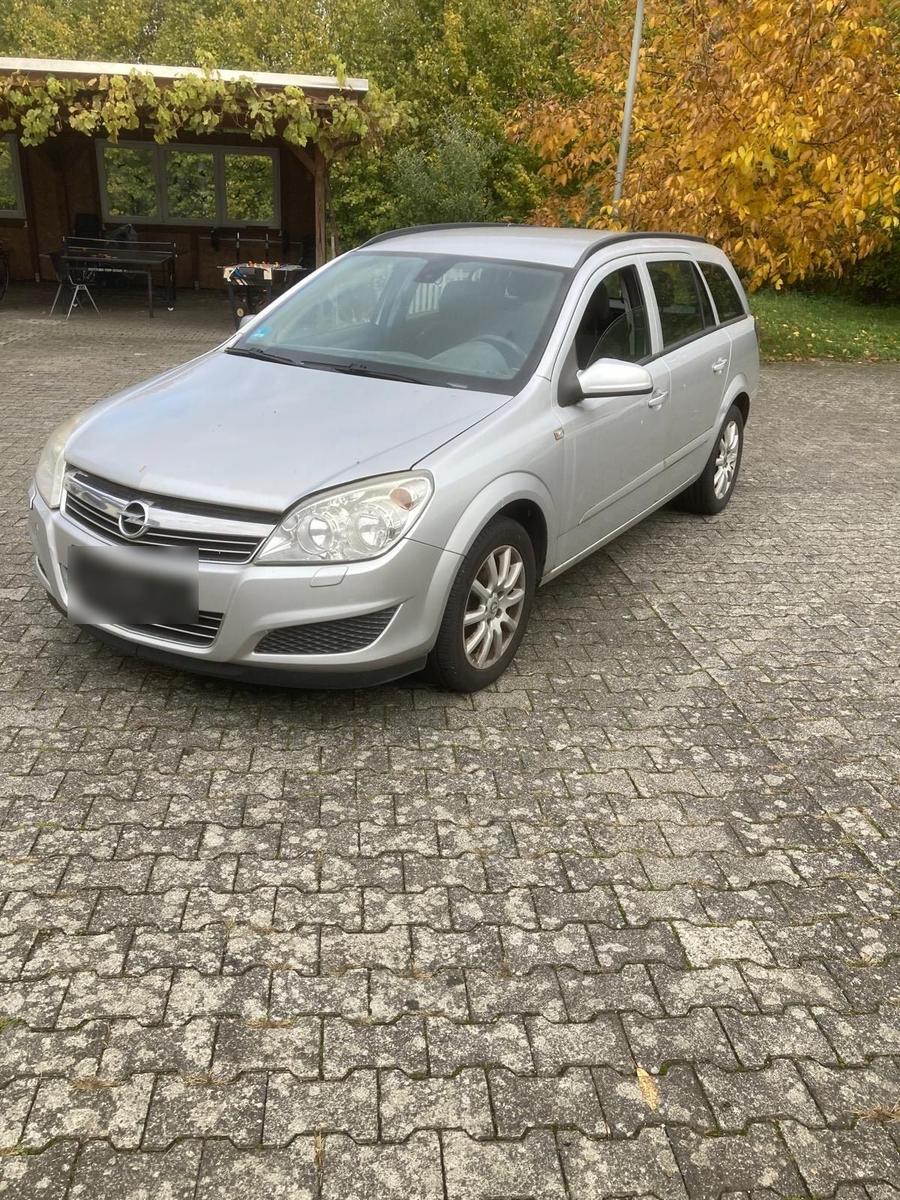Opel Astra 2008 — rear view