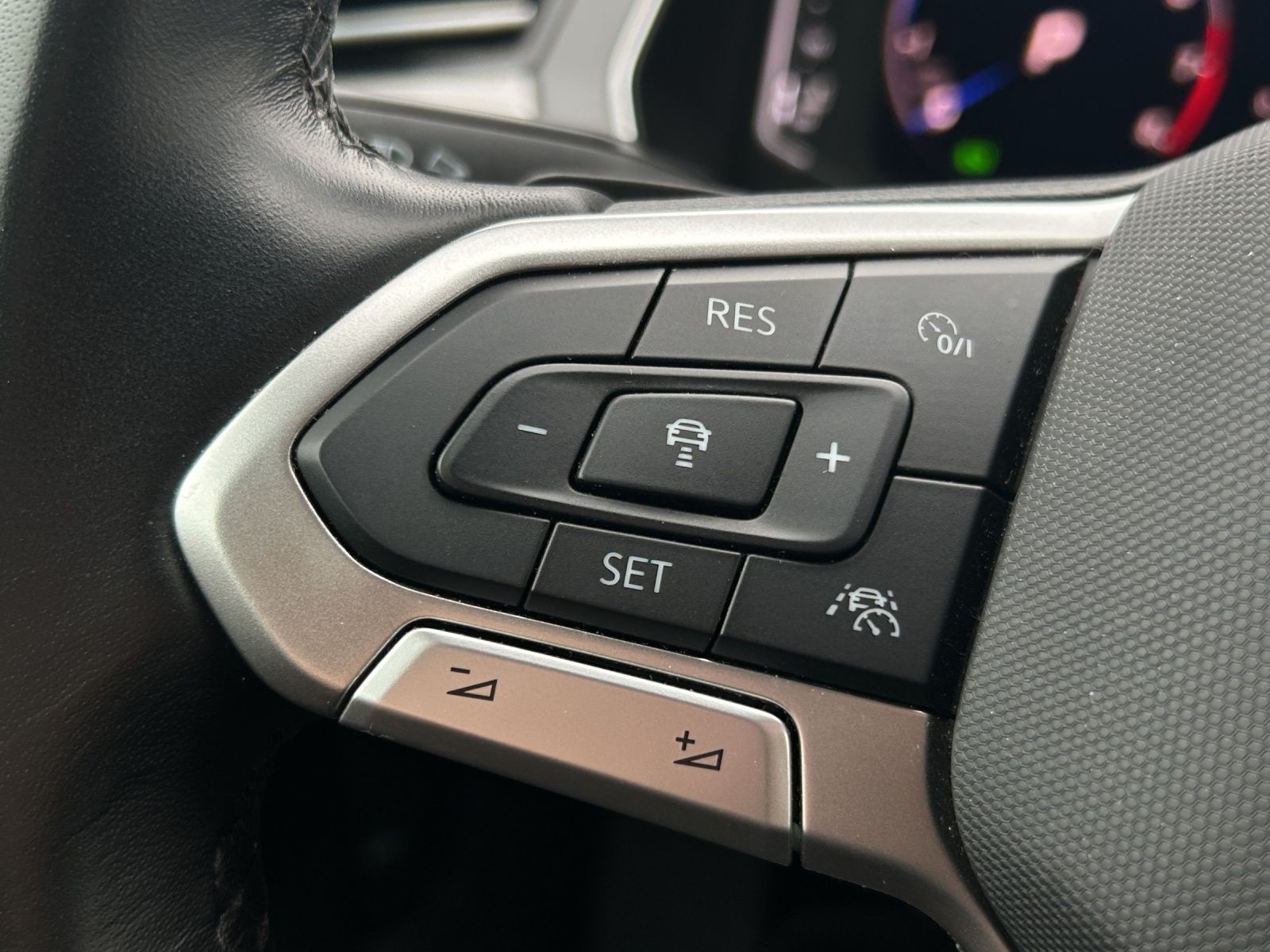 Fahrzeugabbildung Volkswagen Passat Variant TSI Business DSG LED Navi AID ACC