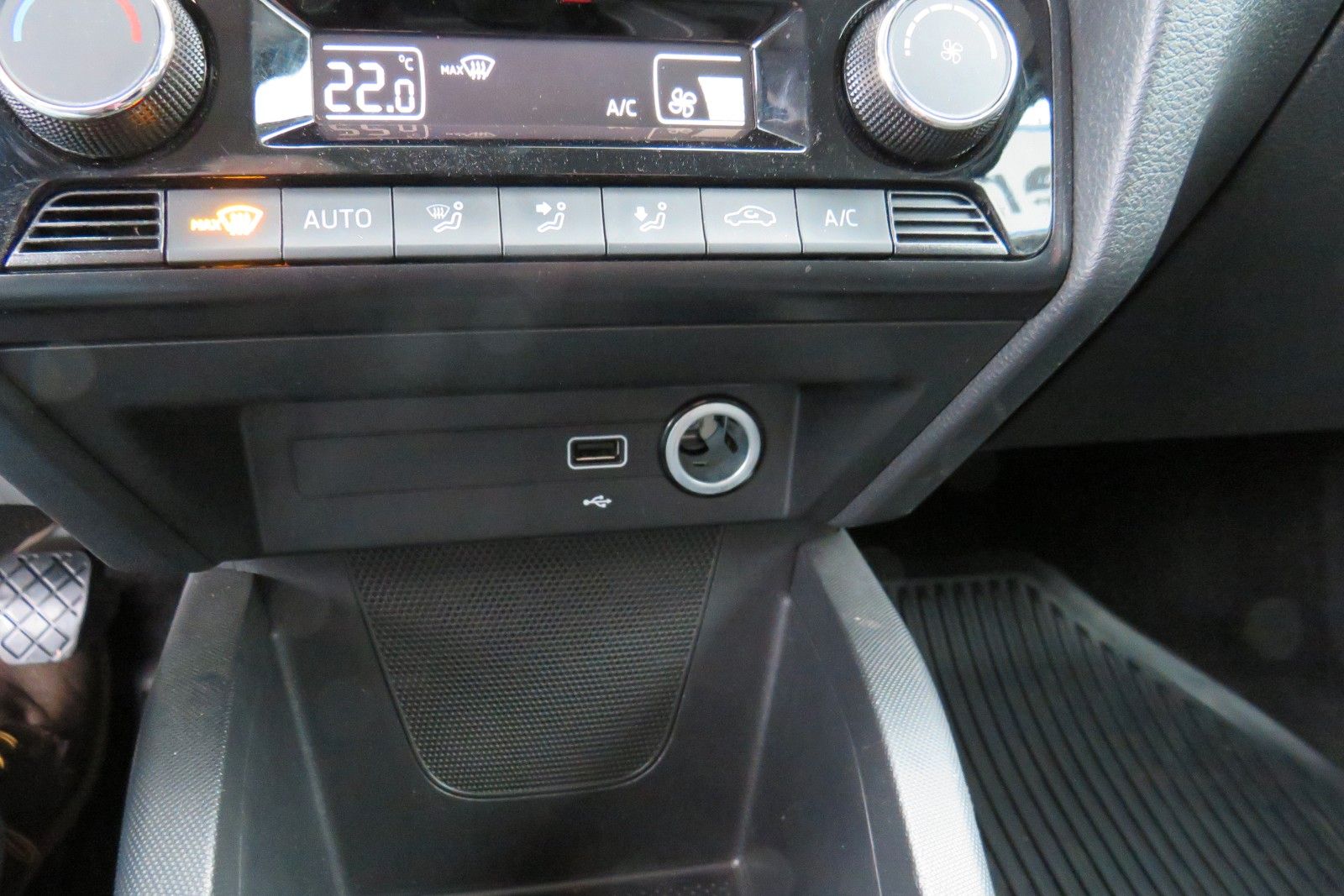 Fahrzeugabbildung SKODA Fabia Ambition APP-Connect SITZH GJ CLIMATRO. 1H