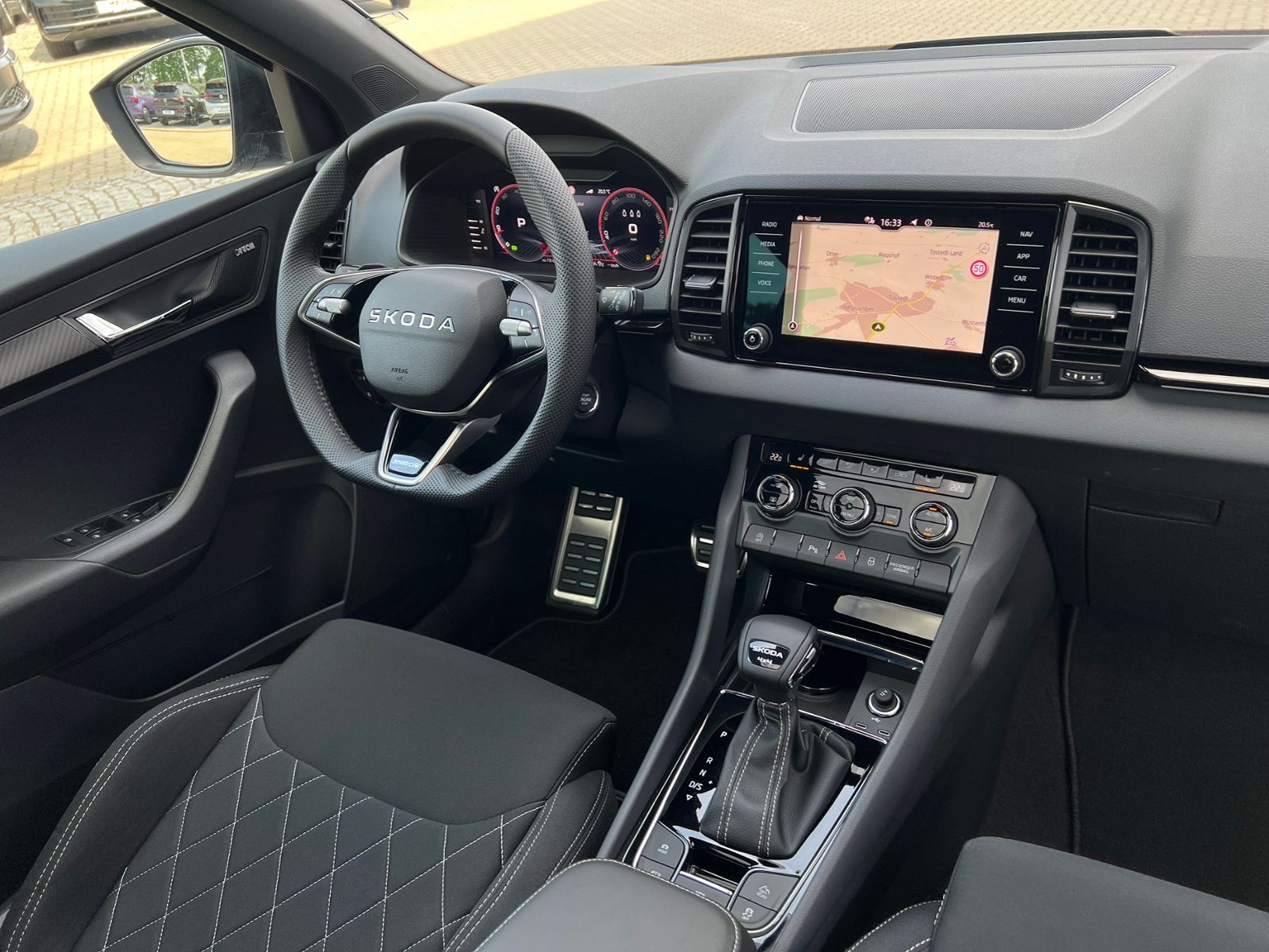 Fahrzeugabbildung SKODA Karoq Sportline 2.0 TSI 4x4 DSG *Panorama, AHK,