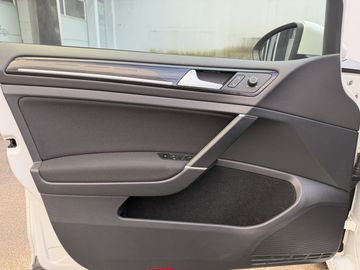 Volkswagen Golf - 11